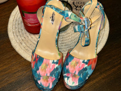 $129 Guess Women’s Taraji Floral Ankle Strap Platform Wedges Size 7 1/2
